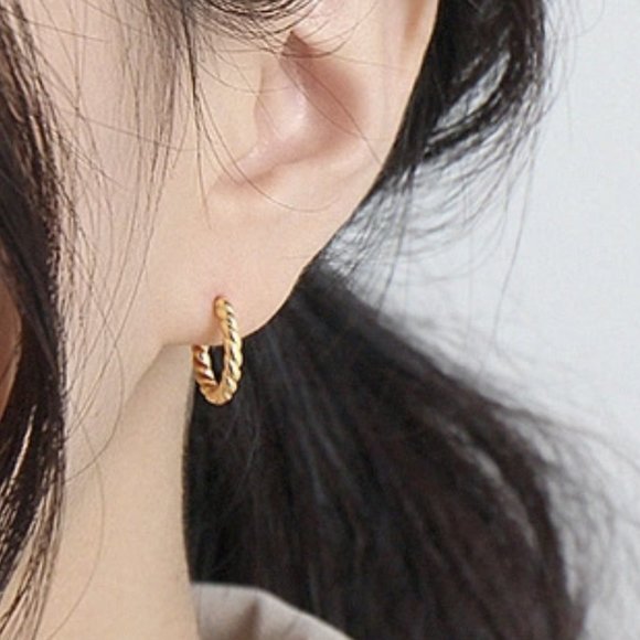 Tresse Twist Huggie 18K Gold on S925 Silver - Picture 3 of 7